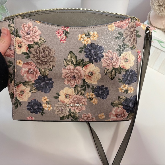 Nine West Handbags - Nine West floral crossbody purse